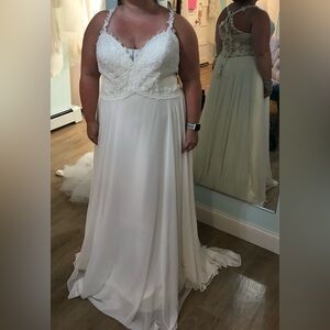 Chic Cream Lace Bridal Gown